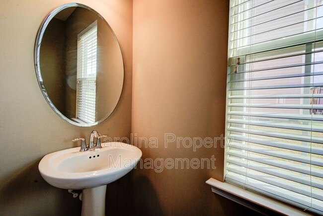 Building Photo - 16125 Hammersmith Farm Dr