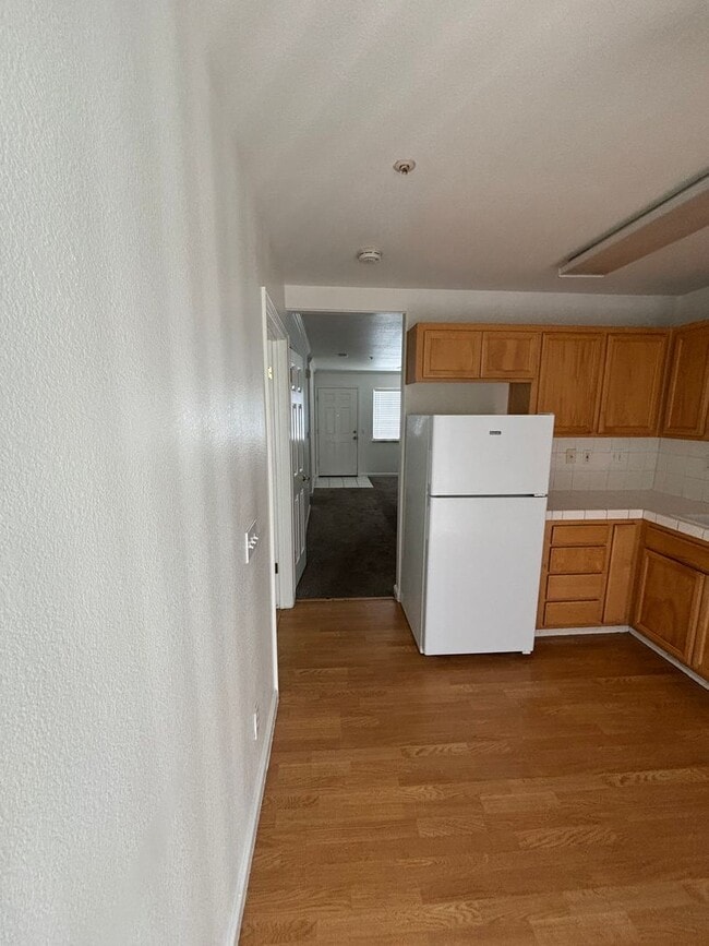 Building Photo - 2 Bedroom, 1 Bath Apartment in Gated Community Available Now!