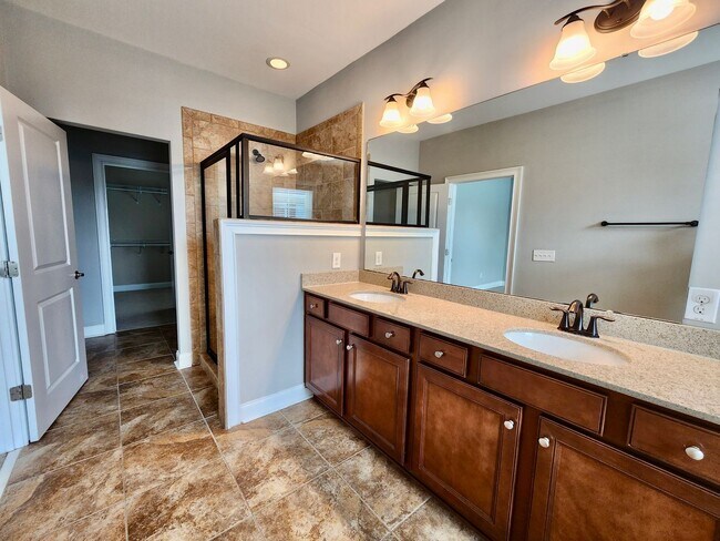 Building Photo - Four bedroom 10 minutes from the beaches o...