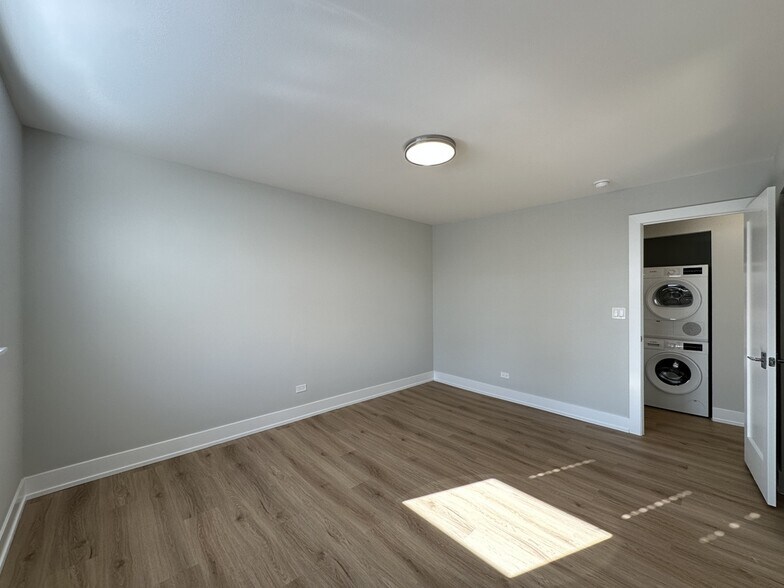 Building Photo - 535 W Aldine Ave