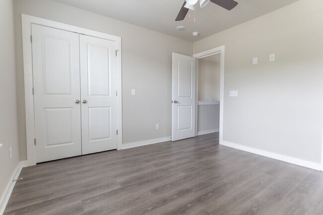 Building Photo - 711 N Honey Locust Bnd