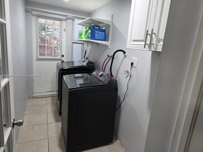 Building Photo - 9982 SW 162nd Ct