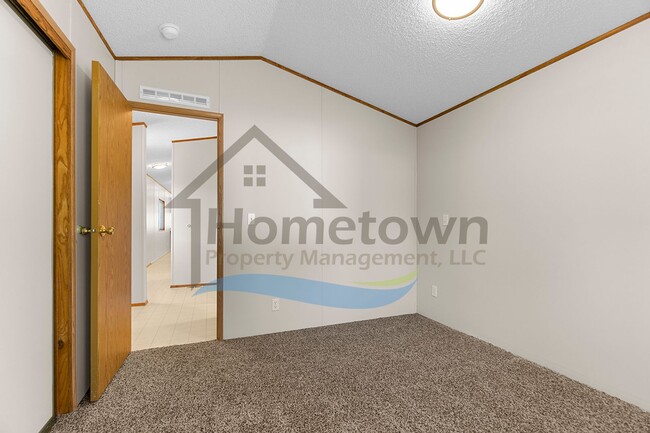 Building Photo - 2 Bedroom 1 Bath Home with Off-Street Park...
