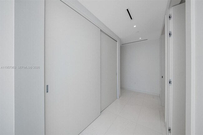 Building Photo - 300 Biscayne Blvd Way