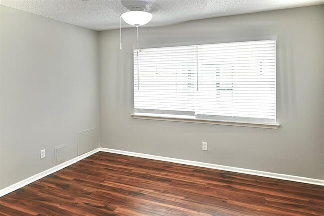 Building Photo - 202 Pine Branch Dr