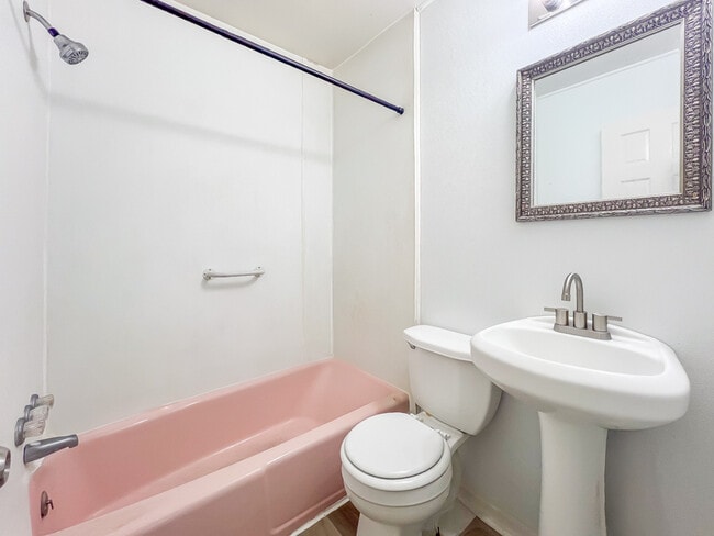 Building Photo - 1107 W Augusta Ave