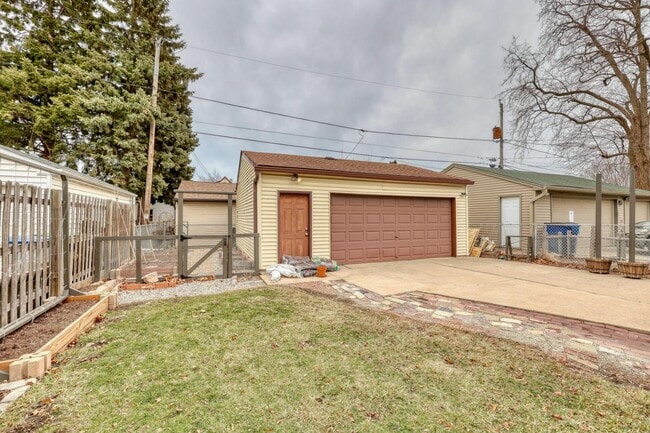 Building Photo - 122 S 77th St