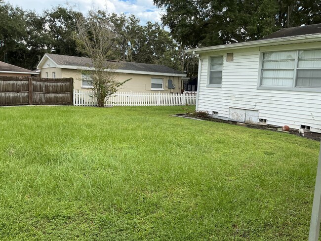 Building Photo - Single-Family Home | 3 Bedrooms | 2 Bathrooms