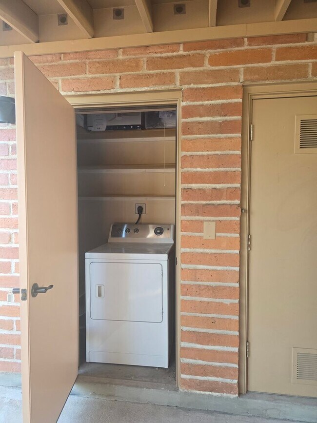 Building Photo - 9063 E Bellevue St