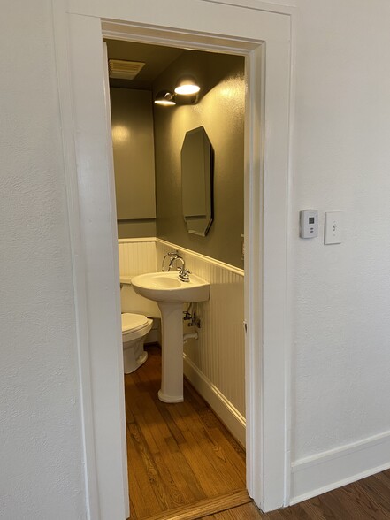 Full Bath 1 - 5519 Miller Ave