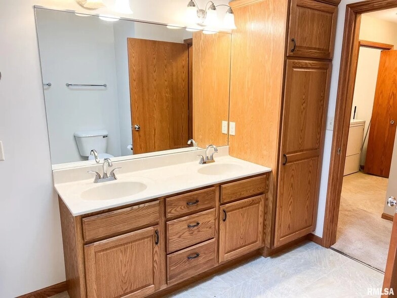 Full bath double sinks - 1138 Breeze Way
