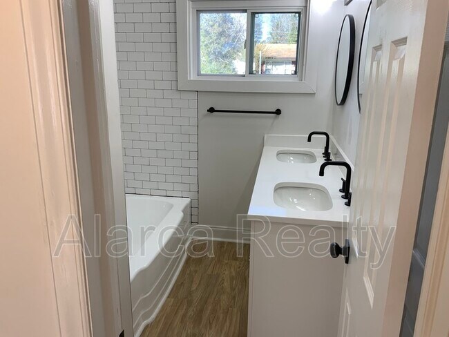 Building Photo - 3633 Carlyle Dr