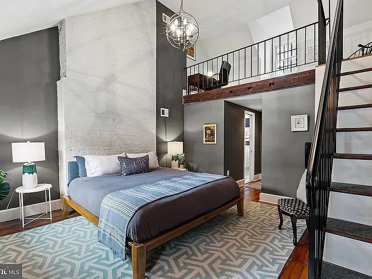 Third Floor Suite - 1245 Lombard St