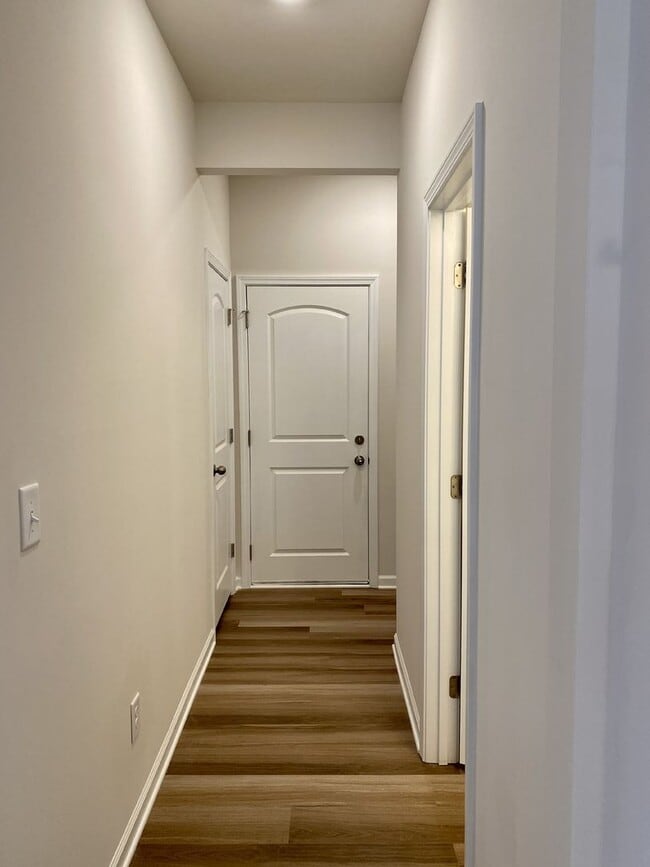 Building Photo - Beautiful 3BR/2.5BA Townhouse; Easy Access to I485 and Uptown