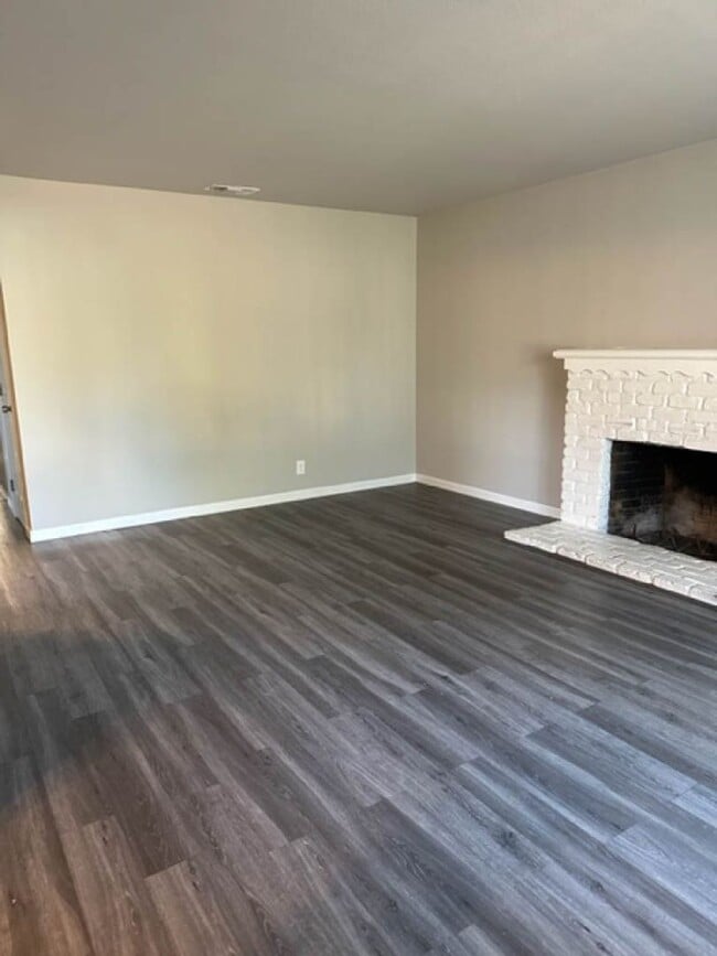 Building Photo - Desirable 3 bedroom 2 bath home