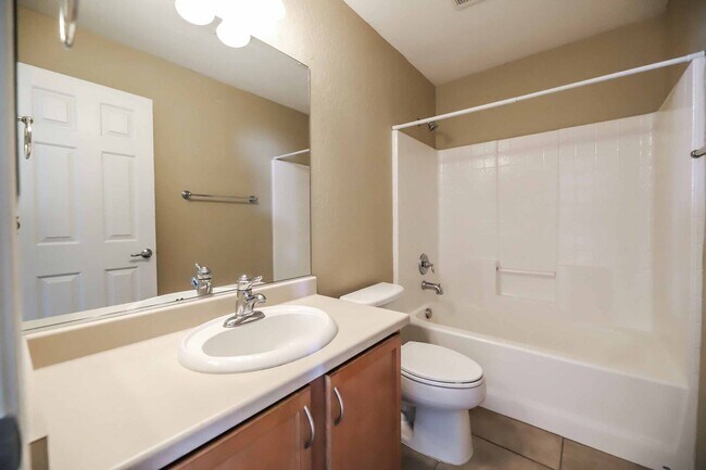 Building Photo - 3 BEDROOM HOME!