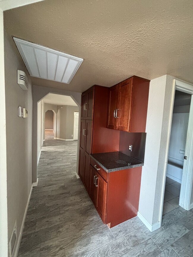 Building Photo - 921 W Naranja Ave