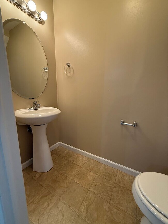 Building Photo - 3 bedroom, 2.5 bath townhome *6-MONTH LEAS...