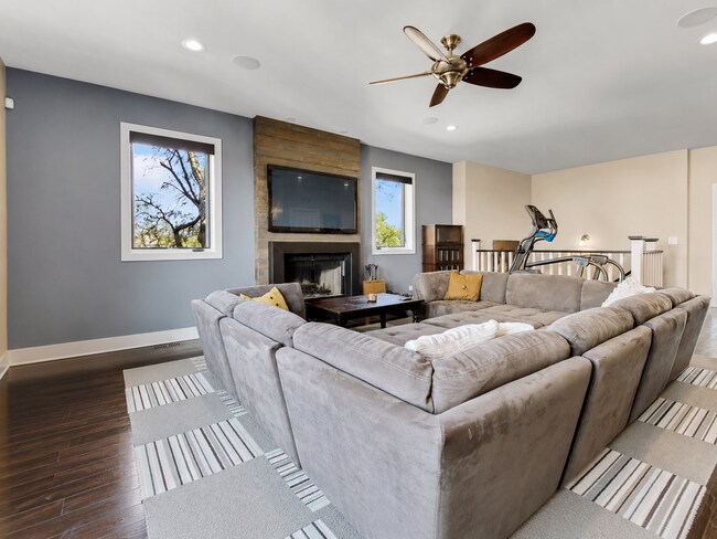 Building Photo - Rare Oversized Fully Furnished 3 Bed / 2.5 Bath 2,800+ SF Duplex with Private 1,000 SF Roof Deck ...