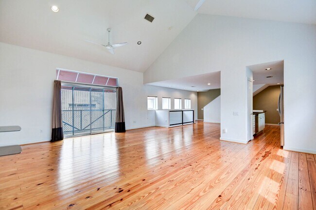 Building Photo - Open Floorplan 3-story Townhome in Midtown!