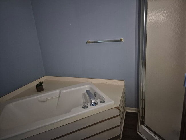 Building Photo - 1004 Brookhollow Dr