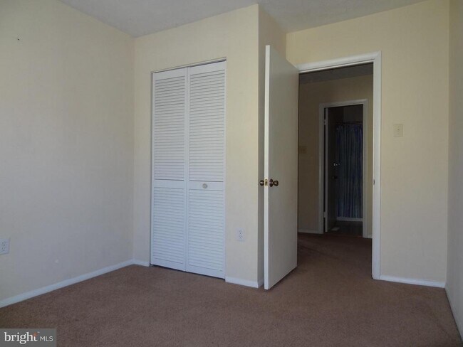 Building Photo - 2074 Lake Grove Ln