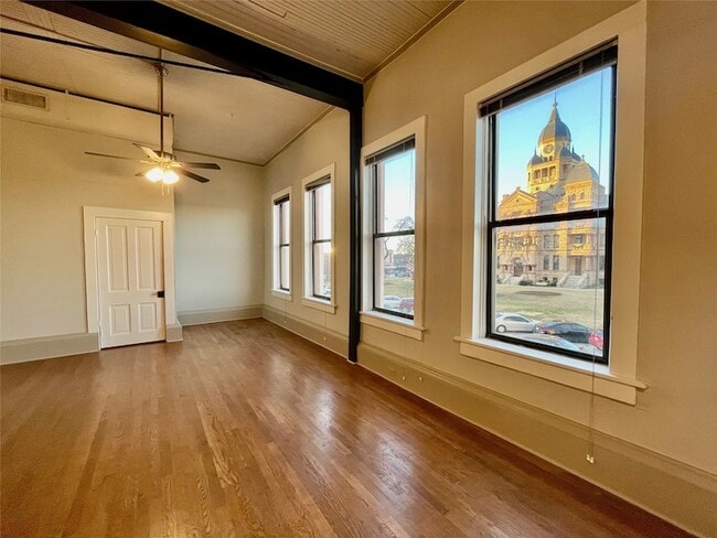 Building Photo - 105 W Hickory St