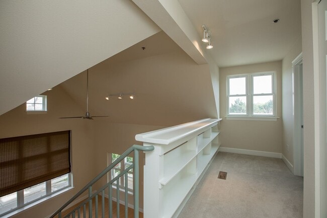 Building Photo - Beautiful Loft Condo in Old Town Fort Collins
