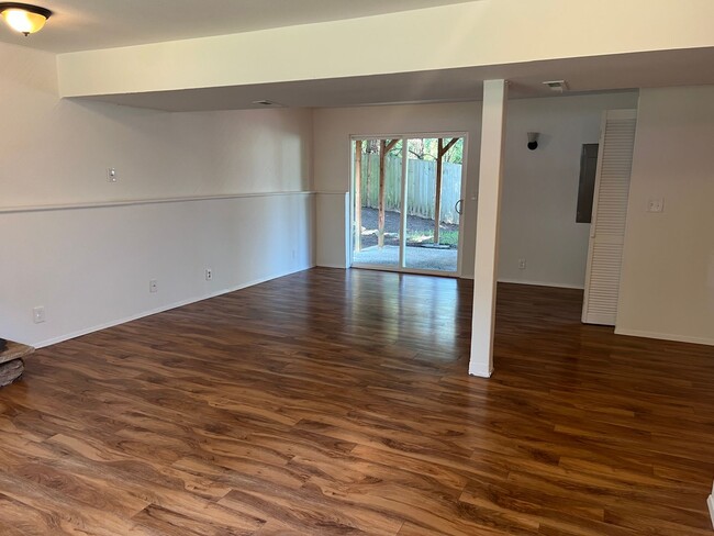 Building Photo - 4bd/2.75ba Bellevue Home
