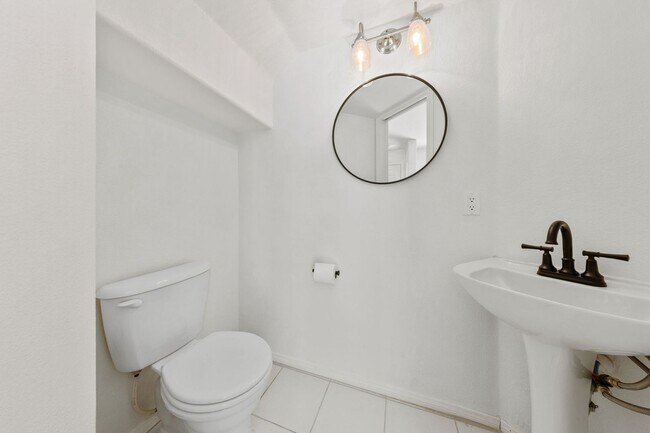 Building Photo - HENDERSON BEAUTIFUL 2-STORY TOWNHOME WITH ...