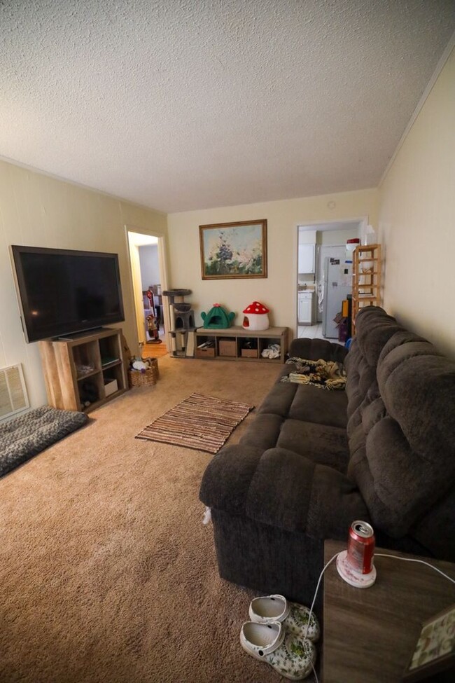 Building Photo - 2 Bedroom Apartment Close to Campus!