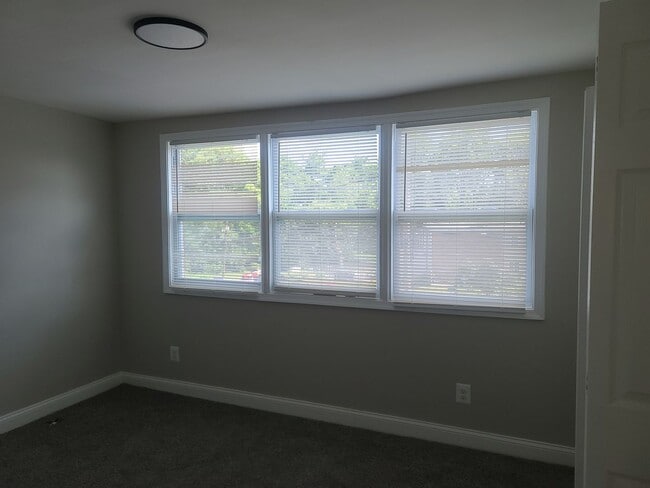 Building Photo - Newly Renovated Townhome Coming Soon!