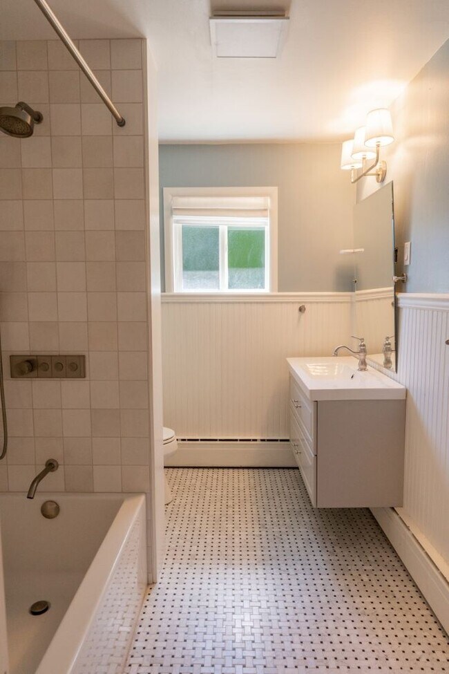 Building Photo - 3Bd/1.5Ba Renton Home