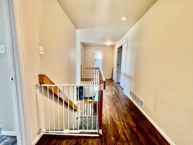 Building Photo - Beautifully Updated Home In Desirable Hend...