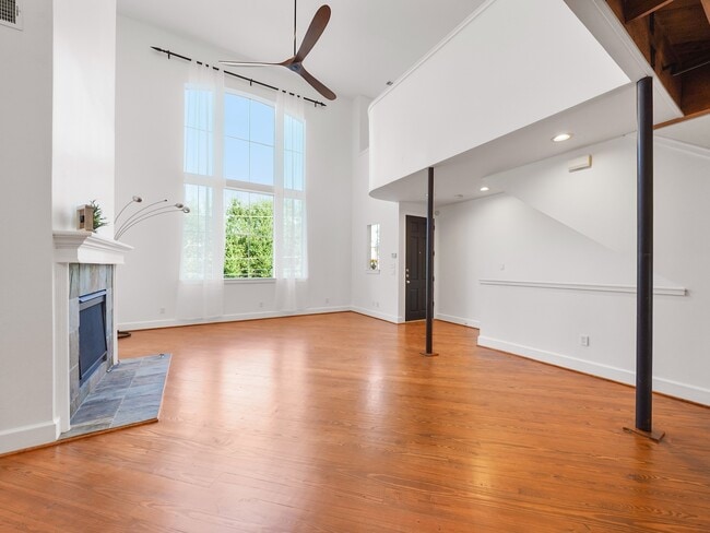 Building Photo - 907 Hartman St