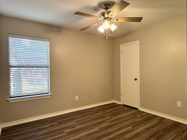 Building Photo - 411 Hickory Rd