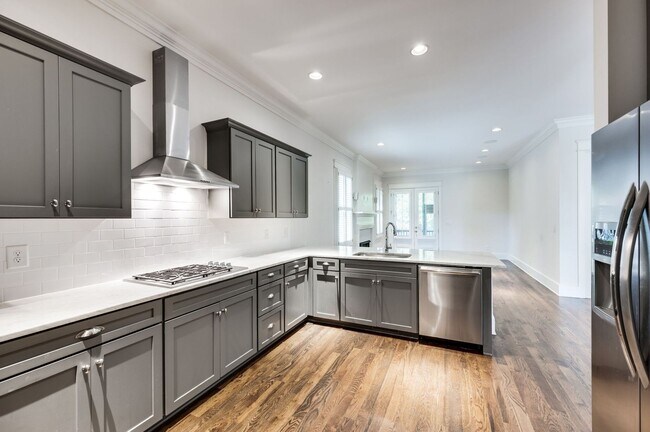 Building Photo - Stunning 4BE/3.5BA home in the heart of Green Hills!