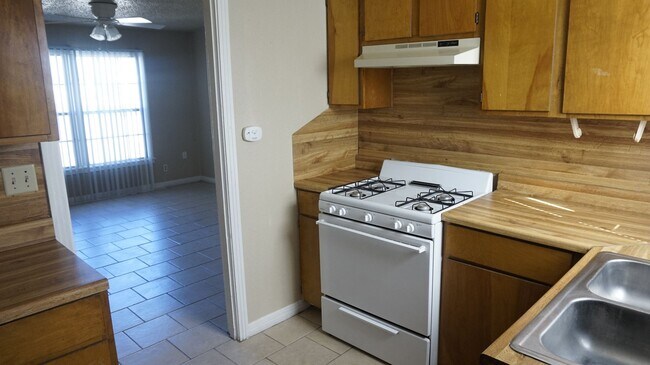 Building Photo - 912-912 Williamson Dr