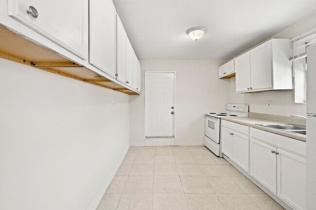 Building Photo - 1125 W 28th St