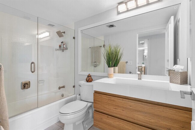 Building Photo - 3000 Holiday Dr