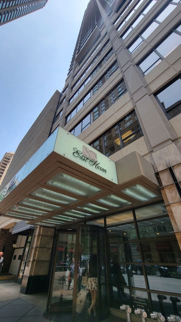 Primary Photo - 30 E Huron St