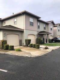 Building Photo - Luxury Townhome for Rent in Greenfield