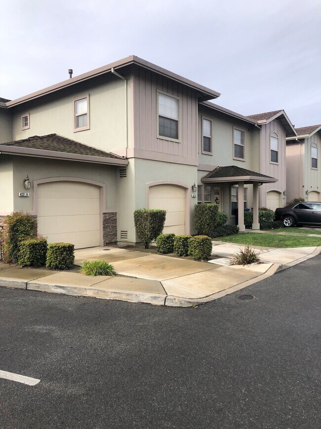 Building Photo - Luxury Townhome for Rent in Greenfield