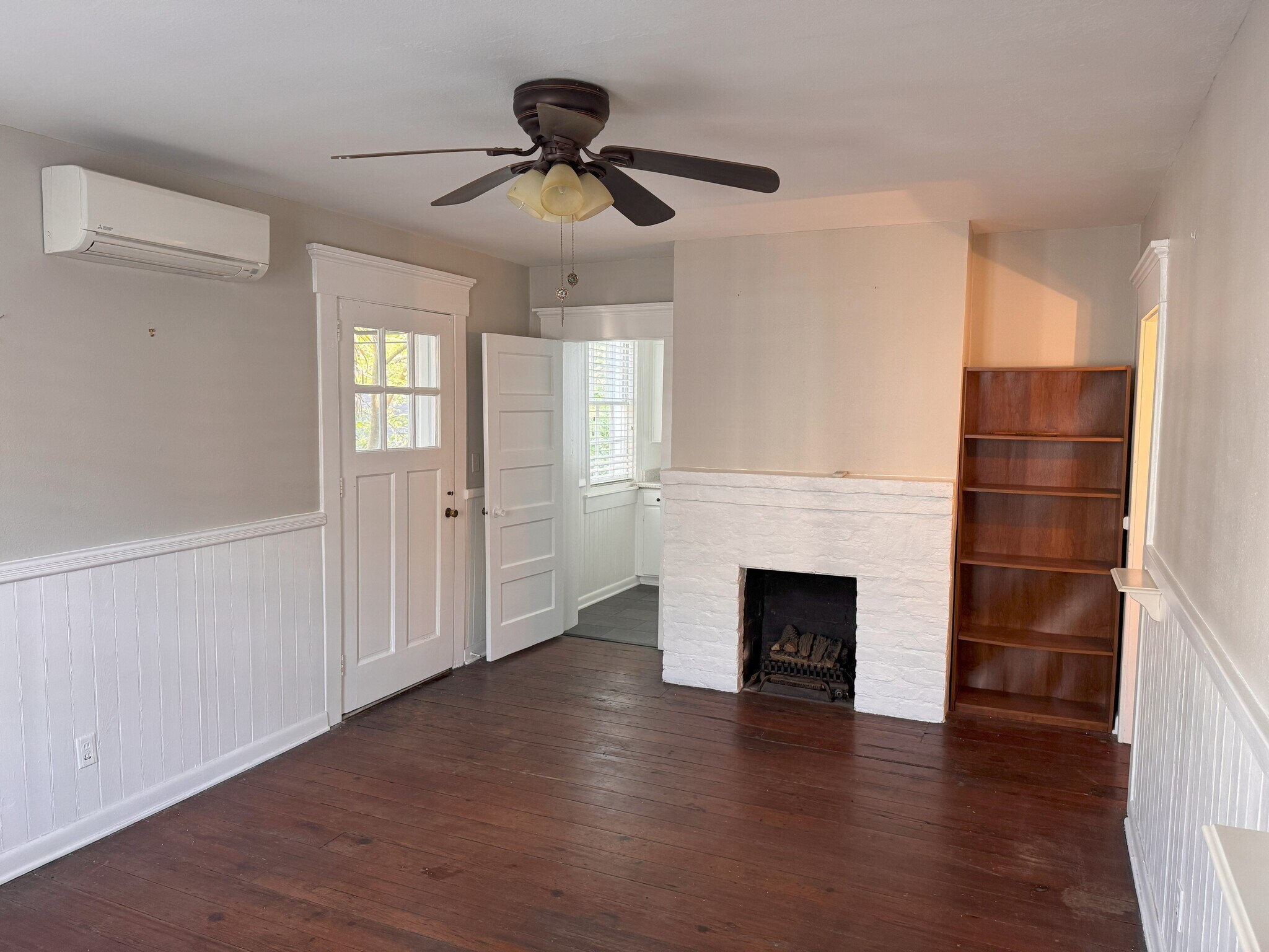 Living Room w/ Gas Logs - 20 Houston St