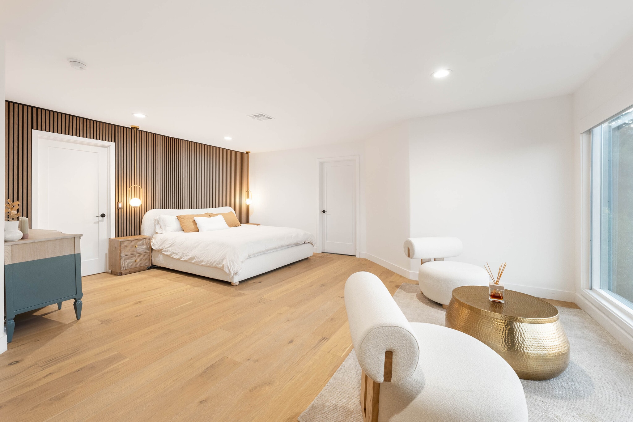 Master bedroom with King Size Bed and Tempur-pedic mattress - 3541 Multiview Dr