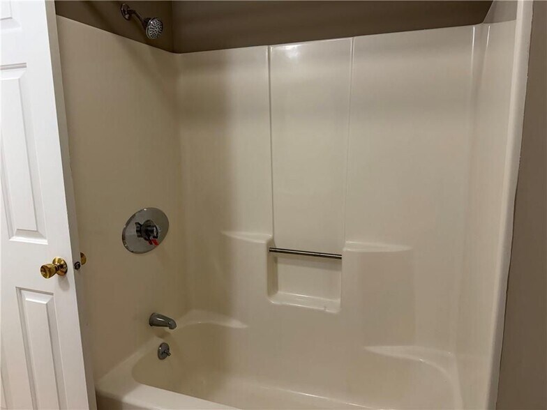 Building Photo - 724 Beverage Hill Ave