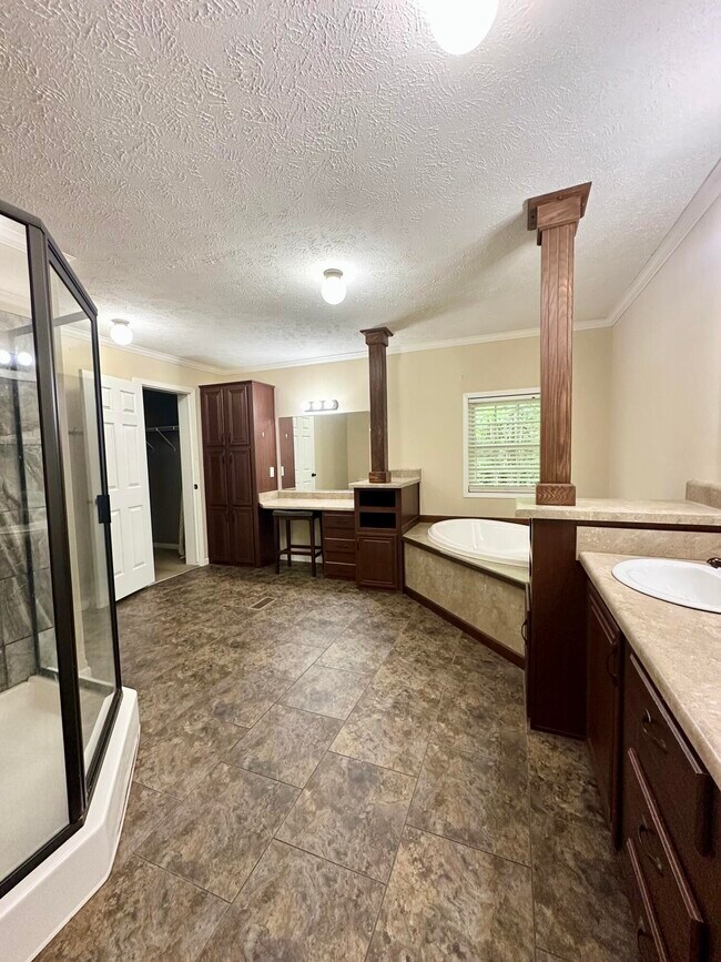 Building Photo - 3011 Ryans Creek Rd