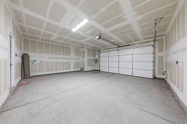 Building Photo - Brand New 3 Bedroom Stylish Henderson Townhome in Black Mountain Ranch