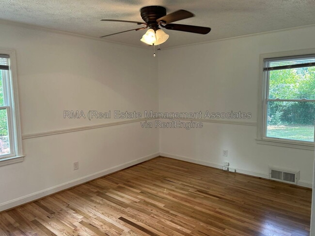 Building Photo - 216 Hillandale Dr