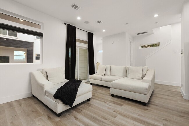 Building Photo - 500 Schweikhardt St